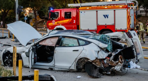 28.05.2025., Split.  - Na krizanju Ulice Slobode i Velebitske Ulice dogodila se teska prometna nesreca sa smrtnim slucejem. Vozac auta koji je upravljao Teslom 3 prosao je sa laksim ozljedama. Photo: Zvonimir Barisin/PIXSELL