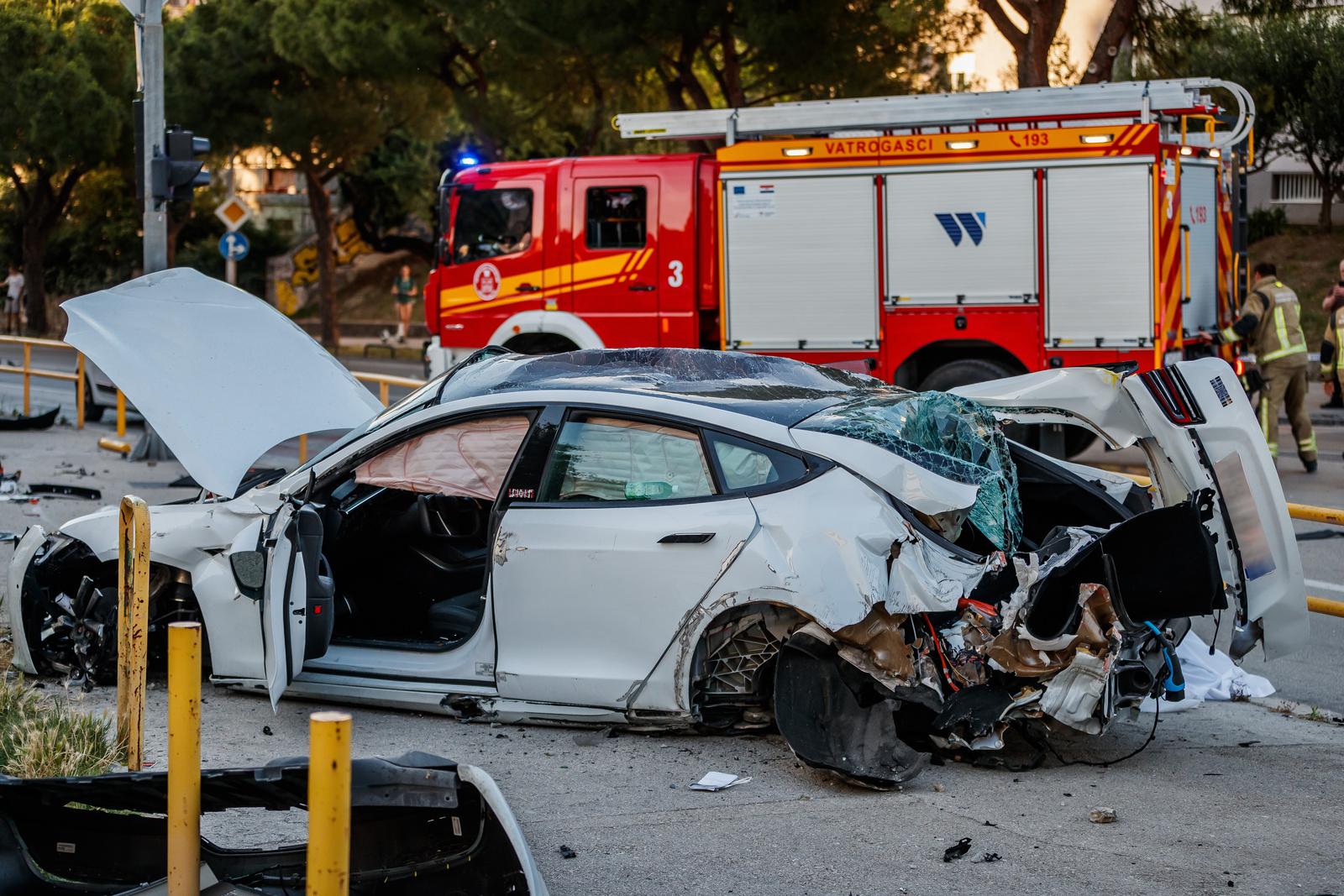 28.05.2025., Split.  - Na krizanju Ulice Slobode i Velebitske Ulice dogodila se teska prometna nesreca sa smrtnim slucejem. Vozac auta koji je upravljao Teslom 3 prosao je sa laksim ozljedama. Photo: Zvonimir Barisin/PIXSELL