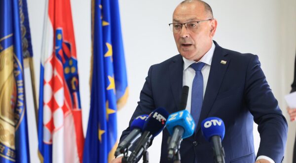 13.05.2025., Ministarstvo branitelja, Zagreb - Potpredsjednik Vlade i ministar hrvatskih branitelja Tomo Medved, drzavna tajnica ovlastena za upravljanje Ministarstvom regionalnog razvoja i fondova Europske unije Zrinka Raguz i ravnatelj Sredisnje agencije za financiranje i ugovaranje Dragan Jelic potpisali su Ugovore o dodjeli bespovratnih sredstava za projekt Sirenje mreze veteranskih centara. Svecanom potpisivanju nazocili su i predstavnici gradova u kojima ce se graditi veteranski centri te predstavnici udruga iz Domovinskog rata. Photo: Marko Prpic/PIXSELL