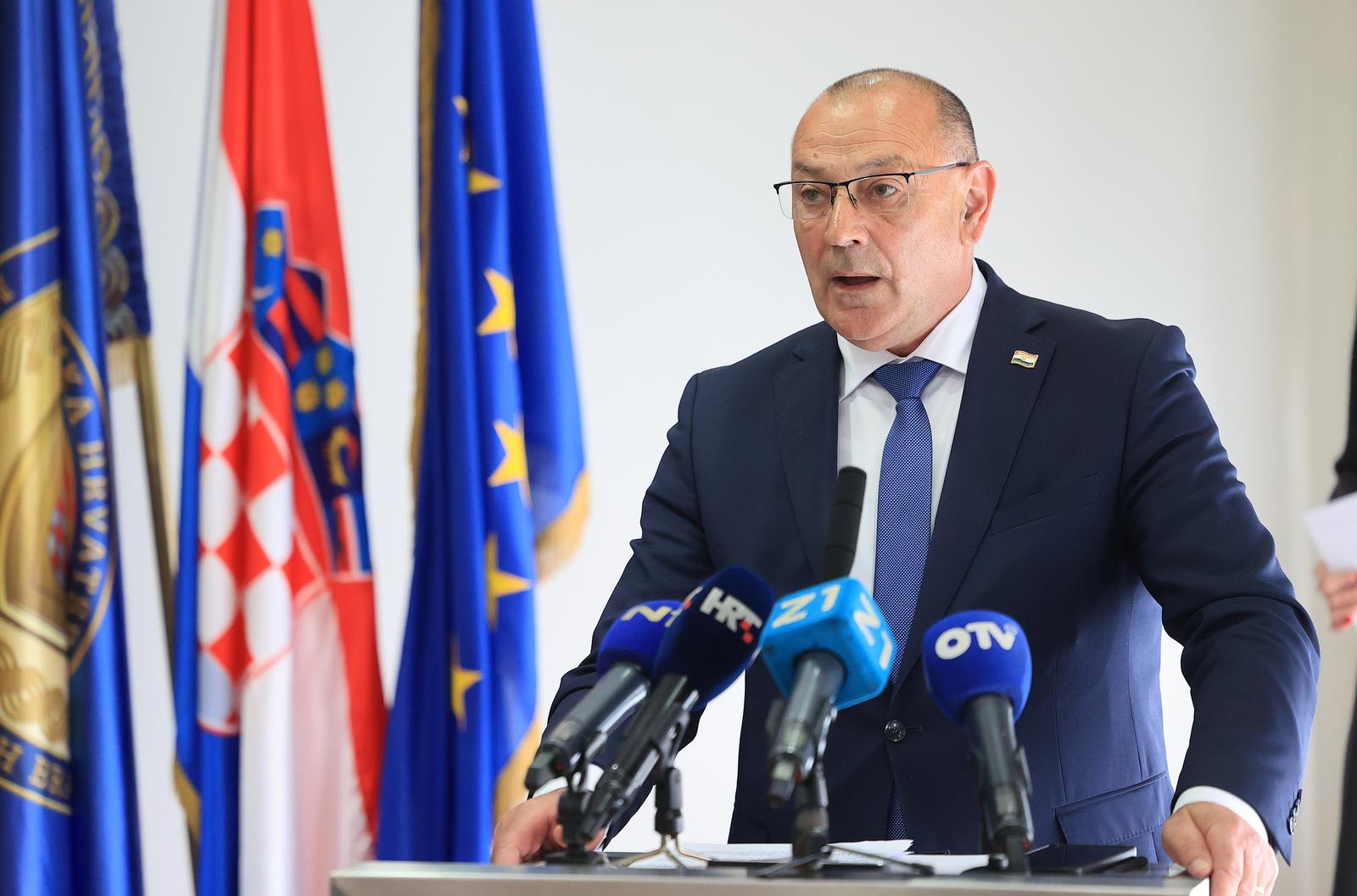 13.05.2025., Ministarstvo branitelja, Zagreb - Potpredsjednik Vlade i ministar hrvatskih branitelja Tomo Medved, drzavna tajnica ovlastena za upravljanje Ministarstvom regionalnog razvoja i fondova Europske unije Zrinka Raguz i ravnatelj Sredisnje agencije za financiranje i ugovaranje Dragan Jelic potpisali su Ugovore o dodjeli bespovratnih sredstava za projekt Sirenje mreze veteranskih centara. Svecanom potpisivanju nazocili su i predstavnici gradova u kojima ce se graditi veteranski centri te predstavnici udruga iz Domovinskog rata. Photo: Marko Prpic/PIXSELL