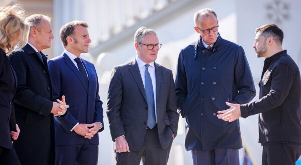 10 May 2025, Ukraine, Kiew: Donald Tusk (l-r), Prime Minister of Poland, French President Emmanuel Macron, Keir Starmer, Prime Minister of the UK, German Chancellor Friedrich Merz (CDU) and Volodymyr Zelenskyi, President of Ukraine, commemorate the victims of the war on the Maidan in Kiev. The four heads of state and government want to meet the country's president in the Ukrainian capital to campaign for a 30-day ceasefire. Photo: Kay Nietfeld/dpa Photo: Kay Nietfeld/DPA