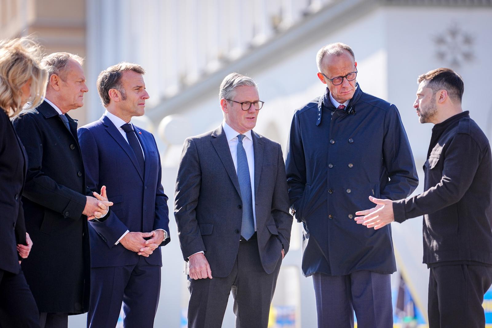 10 May 2025, Ukraine, Kiew: Donald Tusk (l-r), Prime Minister of Poland, French President Emmanuel Macron, Keir Starmer, Prime Minister of the UK, German Chancellor Friedrich Merz (CDU) and Volodymyr Zelenskyi, President of Ukraine, commemorate the victims of the war on the Maidan in Kiev. The four heads of state and government want to meet the country's president in the Ukrainian capital to campaign for a 30-day ceasefire. Photo: Kay Nietfeld/dpa Photo: Kay Nietfeld/DPA