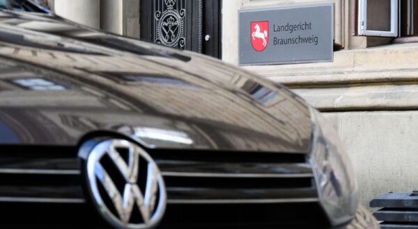 26 May 2025, Lower Saxony, Brunswick: A Volkswagen parked in front of Braunschweig Regional Court. Four former Volkswagen executives have been found guilty of fraud in the criminal trial concerning the diesel affair. The Economic Criminal Chamber of the Braunschweig Regional Court sentenced two defendants to several years in prison, while two former employees received suspended sentences. Photo: Julian Stratenschulte/dpa Pool/dpa Photo: Julian Stratenschulte/DPA
