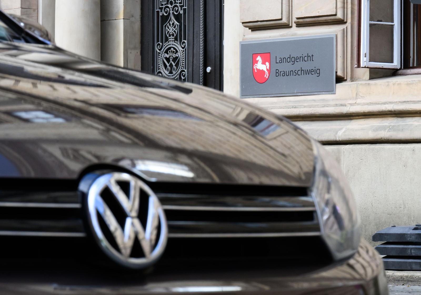 26 May 2025, Lower Saxony, Brunswick: A Volkswagen parked in front of Braunschweig Regional Court. Four former Volkswagen executives have been found guilty of fraud in the criminal trial concerning the diesel affair. The Economic Criminal Chamber of the Braunschweig Regional Court sentenced two defendants to several years in prison, while two former employees received suspended sentences. Photo: Julian Stratenschulte/dpa Pool/dpa Photo: Julian Stratenschulte/DPA