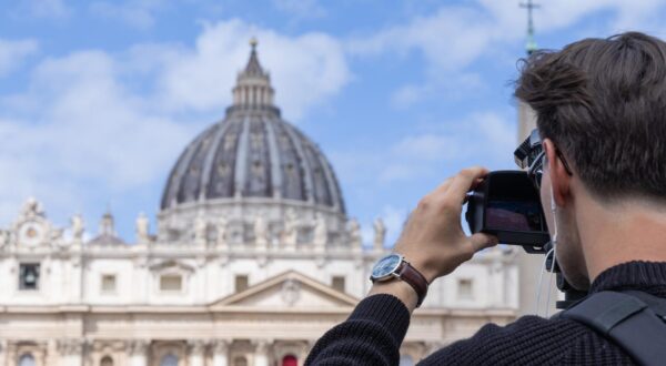 Journalists near St. Peter's Square in Rome awaiting the start of the Conclave (Photo by Matteo Nardone / ipa-agency.net/IPA/Sipa USA) Photo: IPA/SIPA USA