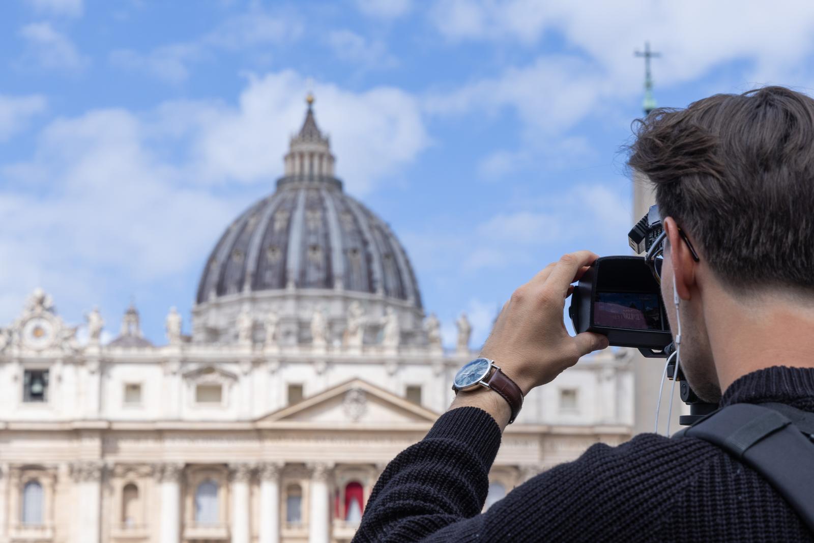 Journalists near St. Peter's Square in Rome awaiting the start of the Conclave (Photo by Matteo Nardone / ipa-agency.net/IPA/Sipa USA) Photo: IPA/SIPA USA