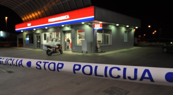 11.08.2013., Vodnjan - Oko 23.30 sati na benzinskoj postaji policija koja se nasla u blizini benzinske postaje Petrol zatekla je pocinitelja tijekom razbojnistva te je morala upotrijebiti vatreno oruzje. Pocinitelj je ranjen i prevezen u pulsku Opcu bolnicu. Ozlijedjen je i djelatnik benzinske postaje. rPhoto: Dusko Marusic/PIXSELL