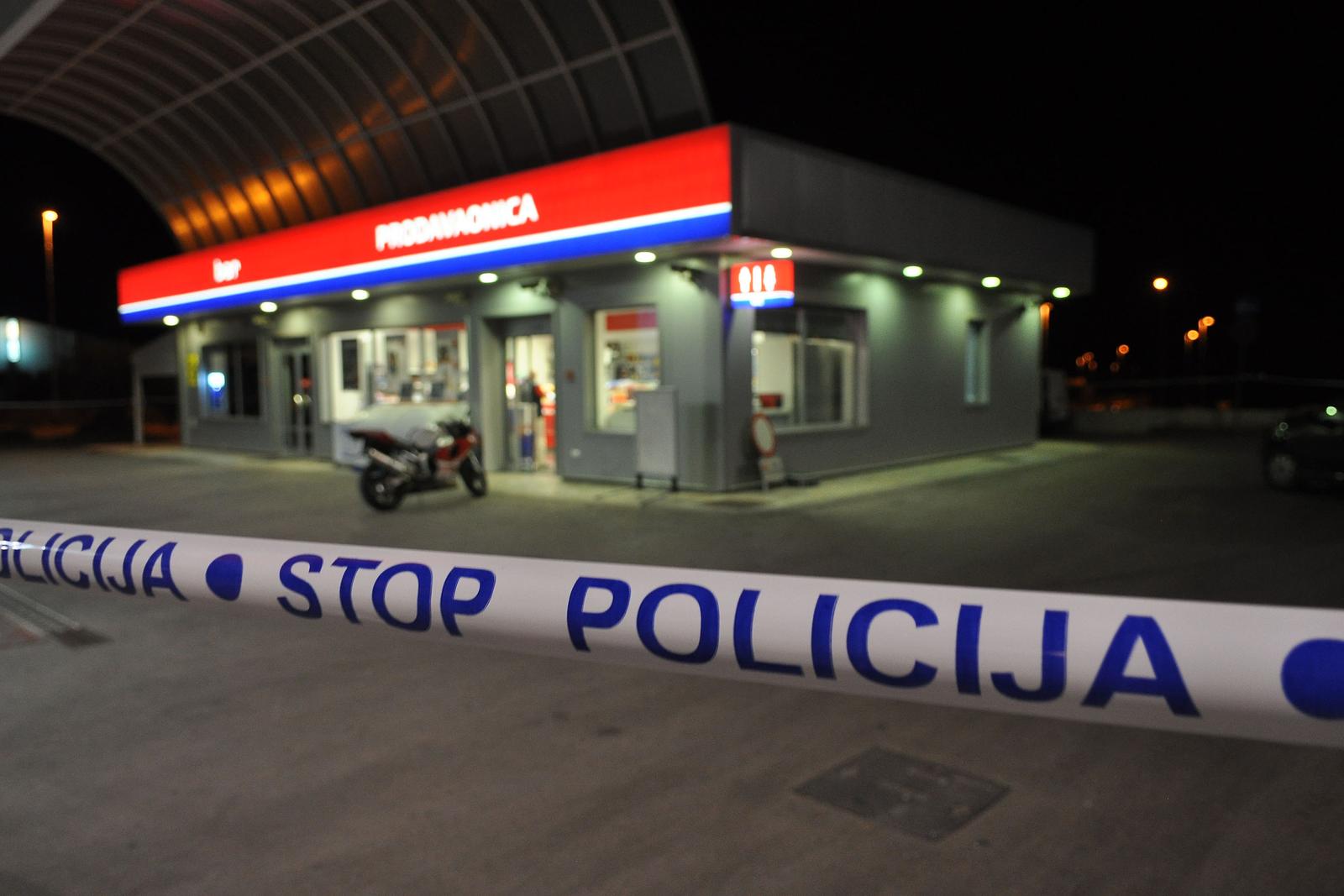11.08.2013., Vodnjan - Oko 23.30 sati na benzinskoj postaji policija koja se nasla u blizini benzinske postaje Petrol zatekla je pocinitelja tijekom razbojnistva te je morala upotrijebiti vatreno oruzje. Pocinitelj je ranjen i prevezen u pulsku Opcu bolnicu. Ozlijedjen je i djelatnik benzinske postaje. rPhoto: Dusko Marusic/PIXSELL