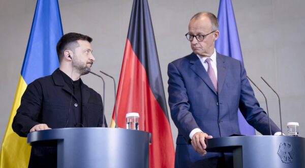 Bundeskanzler, Friedrich Merz, Präsident, Wolodymyr Selenskyj Bundesregierung, Bundeskanzler, Friedrich Merz, Präsident, Ukraine, Wolodymyr Selenskyj, Pressekonferenz Berlin Berlin GER *** Federal Chancellor, Friedrich Merz, President, Volodymyr Selenskyj Federal Government, Federal Chancellor, Friedrich Merz, President, Ukraine, Volodymyr Selenskyj, Press conference Berlin Berlin GER Photo: IMAGO/ESDES.Pictures, Bernd Elmenthaler/IMAGOSTOCK&PEOPLE