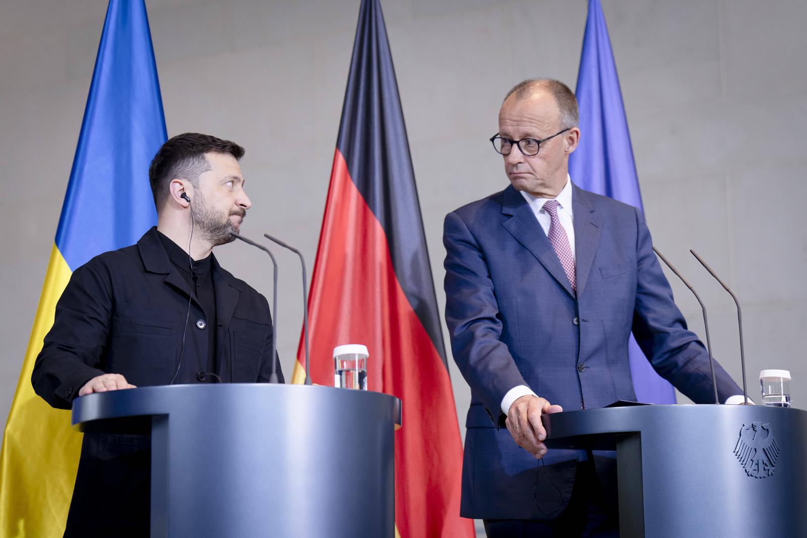 Bundeskanzler, Friedrich Merz, Präsident, Wolodymyr Selenskyj Bundesregierung, Bundeskanzler, Friedrich Merz, Präsident, Ukraine, Wolodymyr Selenskyj, Pressekonferenz Berlin Berlin GER *** Federal Chancellor, Friedrich Merz, President, Volodymyr Selenskyj Federal Government, Federal Chancellor, Friedrich Merz, President, Ukraine, Volodymyr Selenskyj, Press conference Berlin Berlin GER Photo: IMAGO/ESDES.Pictures, Bernd Elmenthaler/IMAGOSTOCK&PEOPLE