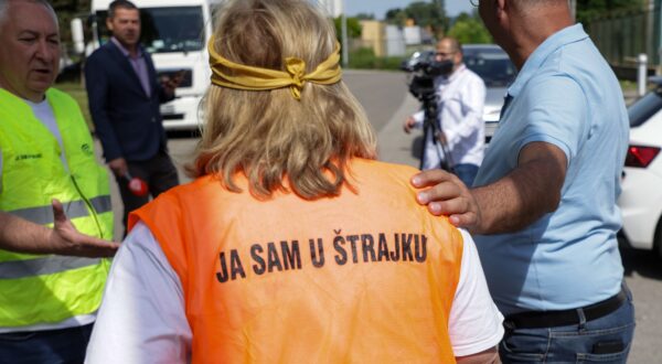 Zagreb, 27.05.2025.- U organizaciji Sindikata zaposlenih u poljoprivredi, prehrambenoj i duhanskoj industriji i vodoprivredi Hrvatske održao se štrajk u kompanijama JAMNICA plus d.o.o., ZVIJEZDA plus d.o.o. i PIK VRBOVEC plus d.o.o. Na fotografiji pogon ZVIJEZDA plus d.o.o. u ulici Marijana Čavića u Zagrebu.
foto HINA/ Admir BULJUBAŠIĆ/ abu