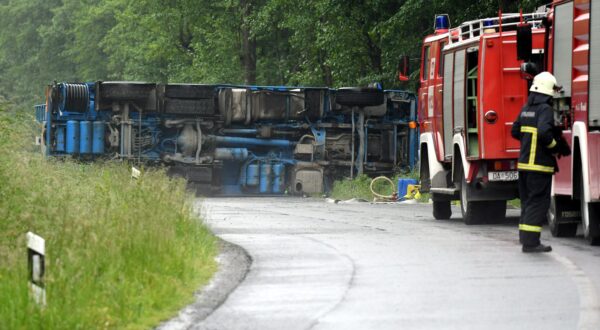 20.05.2025., Kravljak -   U popodnevnim satima na nenaseljenom dijelu ceste u mjestu Kravljak, Opcina Djulovac, doslo je do prevrtanja teretnog vozila (cisterna) na bok. U vozilu se nalazi 9.000 litara dizel goriva, a koje za sada ne istjece iz cisterne i vozila. U prometnoj nesreci nema ozlijedjenih osoba. Posto je teretno vozilo prilikom prevrtanja ostalo na oba kolnicka traka drzavne ceste (DC-80) ista je zatvorena za sav promet do daljnjeg, te se promet odvija obilazno; Djulovac- Gornje Cjepidlake-Jasenas-Virovitica i obrnuto. Zbog velike opasnosti od ekoloskog incidenta strogo je bilo zabranjeno priblizavanje cisterni, a zbog slozenosti situacije promet ce biti zatvoren do kasno u noci. Detalji ce biti poznati nakon policijskog ocevida Photo: Damir Spehar/PIXSELL