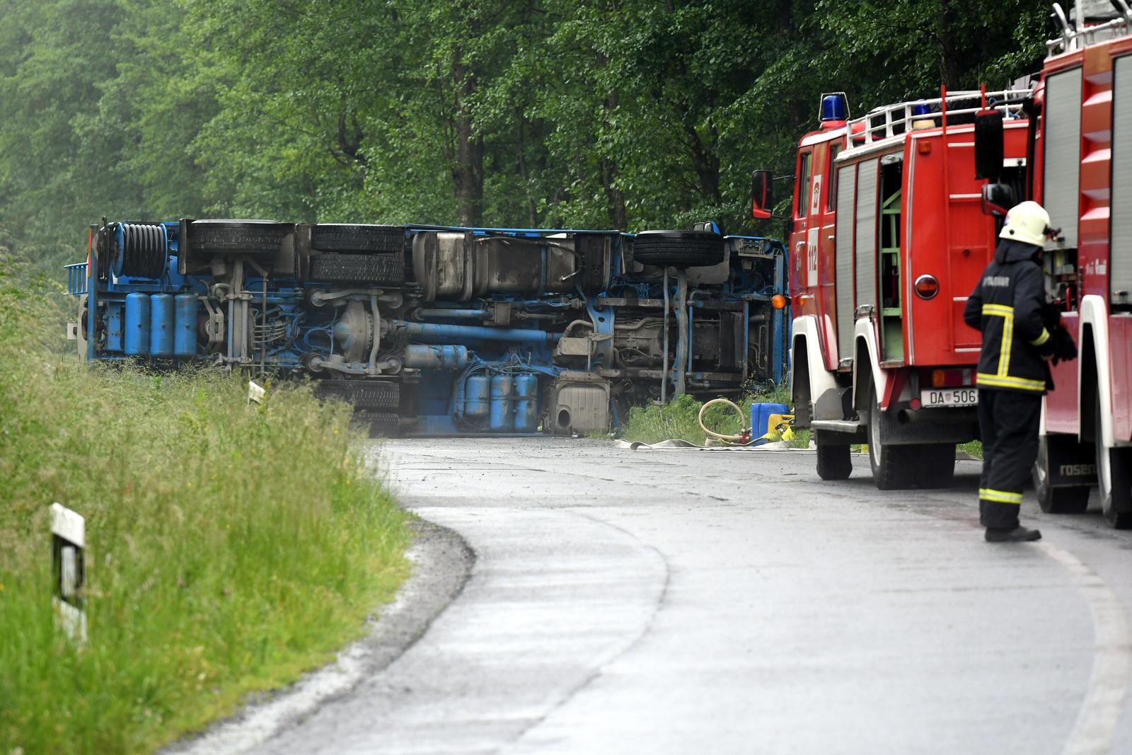20.05.2025., Kravljak -   U popodnevnim satima na nenaseljenom dijelu ceste u mjestu Kravljak, Opcina Djulovac, doslo je do prevrtanja teretnog vozila (cisterna) na bok. U vozilu se nalazi 9.000 litara dizel goriva, a koje za sada ne istjece iz cisterne i vozila. U prometnoj nesreci nema ozlijedjenih osoba. Posto je teretno vozilo prilikom prevrtanja ostalo na oba kolnicka traka drzavne ceste (DC-80) ista je zatvorena za sav promet do daljnjeg, te se promet odvija obilazno; Djulovac- Gornje Cjepidlake-Jasenas-Virovitica i obrnuto. Zbog velike opasnosti od ekoloskog incidenta strogo je bilo zabranjeno priblizavanje cisterni, a zbog slozenosti situacije promet ce biti zatvoren do kasno u noci. Detalji ce biti poznati nakon policijskog ocevida Photo: Damir Spehar/PIXSELL