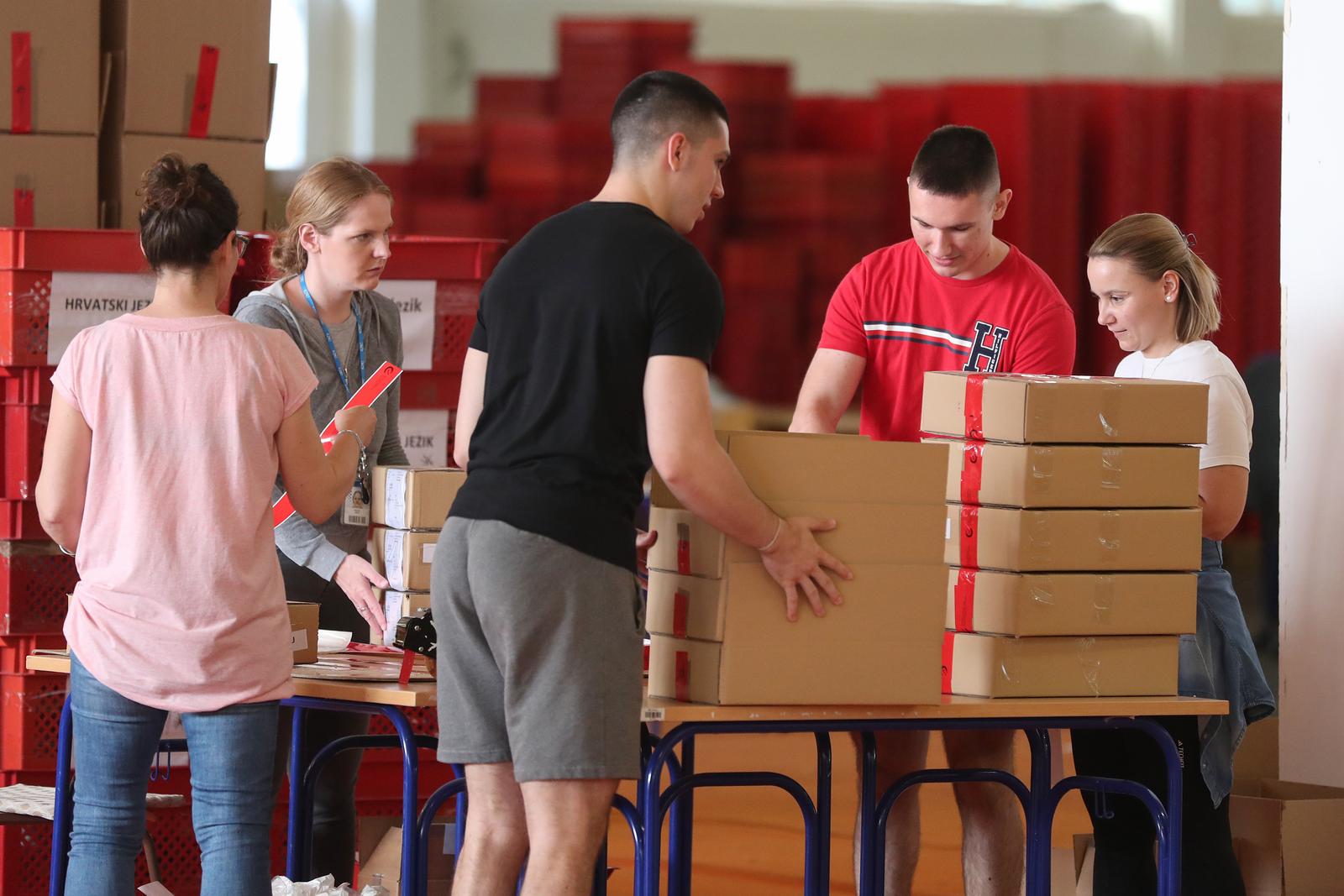 02.06.2023., Zagreb - Nacionalni centar za vanjsko vrednovanje obrazovanja odrzava presicu povodom pisanja prvog obveznog ispita drzavne mature iz engleskog jezika. Pripremljeni materijali za drzavnu maturu.  Photo: Matija Habljak/PIXSELL