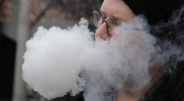Copenhagen/ DenmarK/31 JANUARY 2025/ person smokes e-cigarette in danish capital copenhagen.Photo.Francis Joseph Dean/Dean Pictures Not for commercial use Photo: IMAGO/Francis Joseph Dean/IMAGOSTOCK&PEOPLE