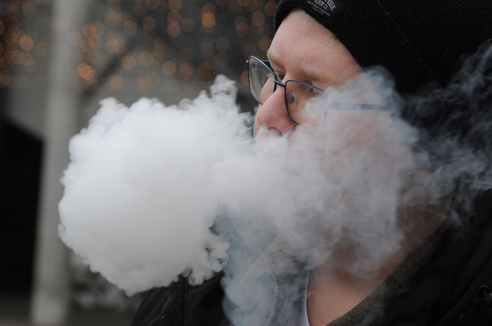 Copenhagen/ DenmarK/31 JANUARY 2025/ person smokes e-cigarette in danish capital copenhagen.Photo.Francis Joseph Dean/Dean Pictures Not for commercial use Photo: IMAGO/Francis Joseph Dean/IMAGOSTOCK&PEOPLE
