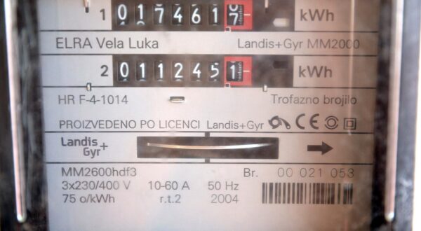 23.07.2015., Bjelovar - Iznimno visoke temperature koje ne jenjavaju vec poduze razdoblje dovele su do rekordnih brojki potrosnje elektricne energije jer klima uredjaji rade punom parom.rPhoto: Damir Spehar/PIXSELL