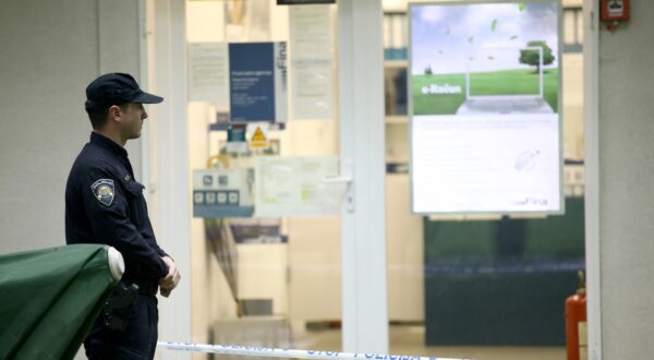08.05.2025., Zagreb - Oko 7.15 sati maskirani pocinitelji pocinili su razbojnistvo uz prijetnju vatrenim oruzjem te otudjili novac u poslovnici Fine u Ulicu Hrvatskih iseljenika u Gajnicama. Policijski ocevid je u tijeku. Photo: Emica Elvedji/PIXSELL