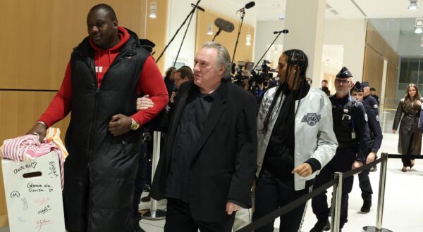Gérard Depardieu et sa fille Roxane - Procès de Gérard Depardieu pour agressions sexuelles sur deux femmes lors d'un tournage de film en 2021, au tribunal correctionnel de Paris le 27 mars 2025. © Guignebourg / Clovis / Bestimage Gérard Depardieu on trial for sexually assaulting two women during a film shoot in 2021, at the Paris Criminal Court on 27 March 2025. Photo: Clovis-Guignebourg/Bestimage/BESTIMAGE