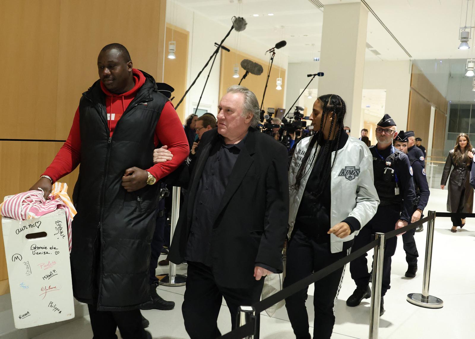 Gérard Depardieu et sa fille Roxane - Procès de Gérard Depardieu pour agressions sexuelles sur deux femmes lors d'un tournage de film en 2021, au tribunal correctionnel de Paris le 27 mars 2025. © Guignebourg / Clovis / Bestimage Gérard Depardieu on trial for sexually assaulting two women during a film shoot in 2021, at the Paris Criminal Court on 27 March 2025. Photo: Clovis-Guignebourg/Bestimage/BESTIMAGE