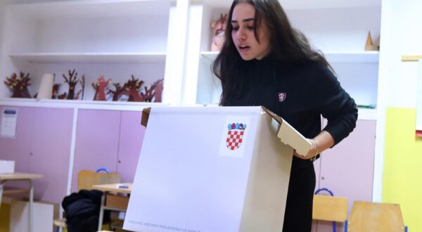 29.12.2024., Sibenik-. U 19 sati  zatvorena su se biracka mjesta za izbor predsjednika Republike Hrvatske te je zapocelo prebrojavanje glasova
 Photo: Dusko Jaramaz/PIXSELL