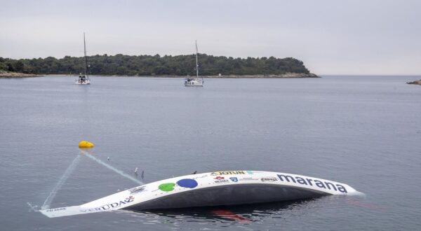 07.05.2022., Pula - Pet clanova posade spaseno je s prevrnute jedrilice "Canarino Furioso", oko 17 nautičkih milja od Pule, u akciji spasavanja u jutarnjim satima. Uz MRCC Rijeka, u koordiniranu akciju spasavanja bili su ukljuceni i Lucka kapetanija Pula, Obalna straza RH i obliznji brod malteske zastave "Tzarevich". Pri prevrtanju jedrilice, tri osobe su pale u more, a dvije su ostale zarobljene u trupu jedrilice zbog cega su ronioci bili ukljuceni u akciju spasavanja.

 Photo: Srecko Niketic/PIXSELL