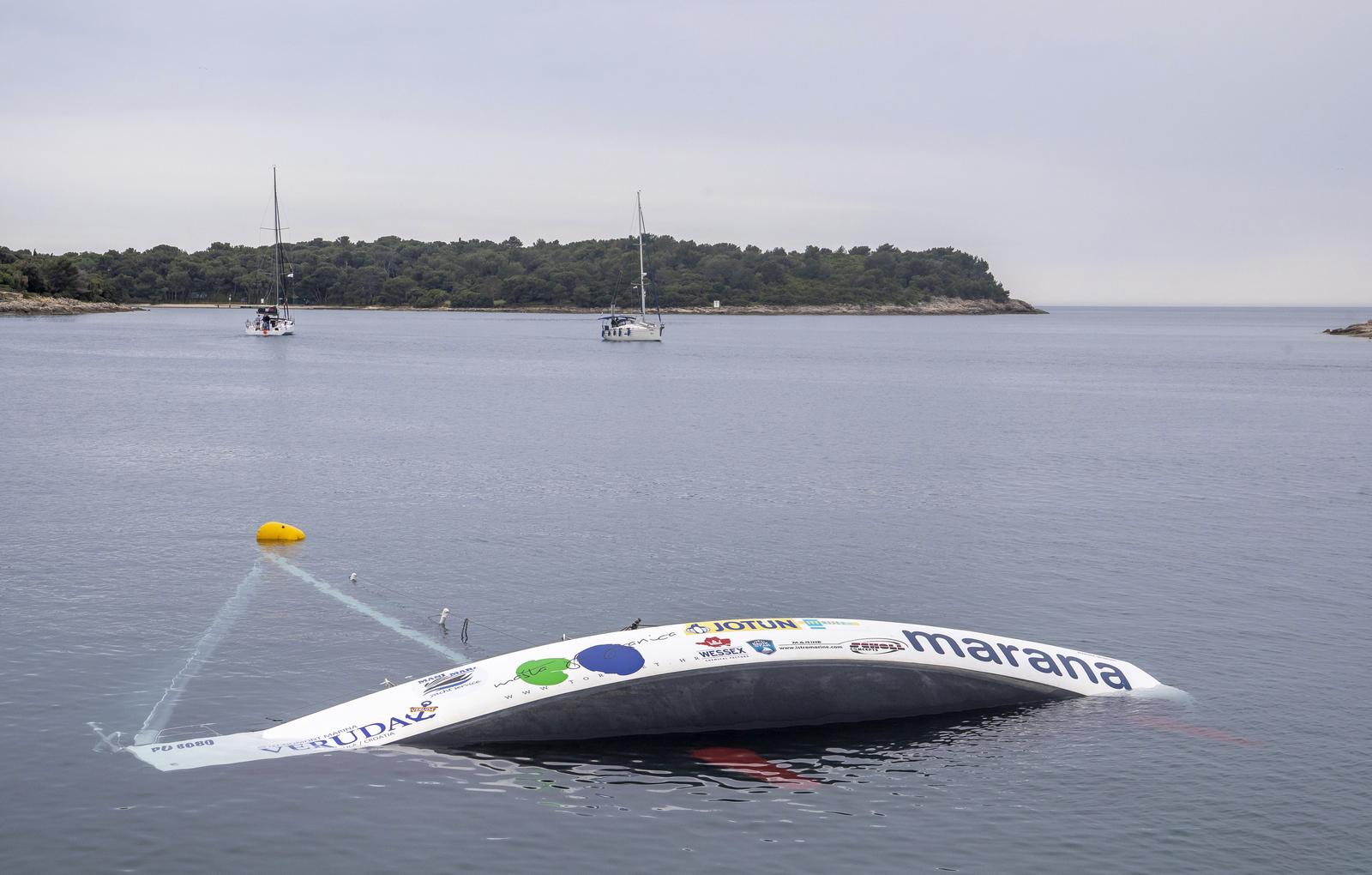 07.05.2022., Pula - Pet clanova posade spaseno je s prevrnute jedrilice "Canarino Furioso", oko 17 nautičkih milja od Pule, u akciji spasavanja u jutarnjim satima. Uz MRCC Rijeka, u koordiniranu akciju spasavanja bili su ukljuceni i Lucka kapetanija Pula, Obalna straza RH i obliznji brod malteske zastave "Tzarevich". Pri prevrtanju jedrilice, tri osobe su pale u more, a dvije su ostale zarobljene u trupu jedrilice zbog cega su ronioci bili ukljuceni u akciju spasavanja.

 Photo: Srecko Niketic/PIXSELL