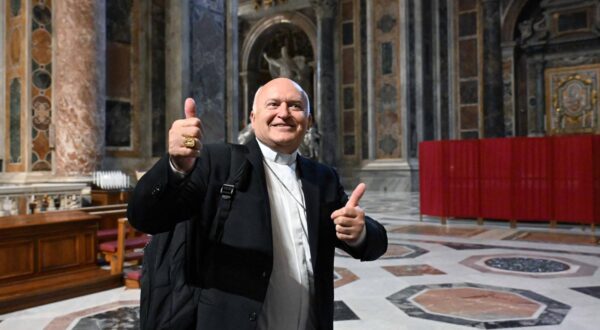 **NO LIBRI** Italy, Rome, Vatican, 2025/5/4 .Cardinal Ladislav Laslo Német  arrives for the  Ninth Novemdiale mass at St Peter's Basilica in The Vatican,    Photograph by ALESSIA GIULIANI   / Catholic Press Photo Photo: ALESSIA GIULIANI / ipa-agency.net/IPA