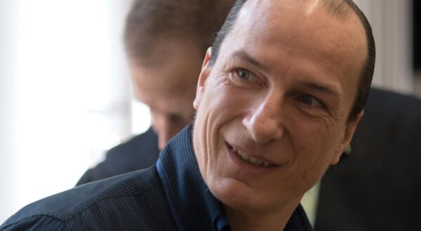 FILED - 19 October 2016, Saxony-Anhalt, Halle (Saale): The self-proclaimed "King of Germany", Peter Fitzek, enters the courtroom at the regional court in Halle/Saale. On 13.05.2025, the federal prosecutor's office had four alleged ringleaders of the banned "Reichsbürger" group "Kingdom of Germany" arrested, including founder Peter Fitzek.(to "What is the "Kingdom of Germany"?") Photo: Hendrik Schmidt/dpa-Zentralbild/dpa Photo: Hendrik Schmidt/DPA