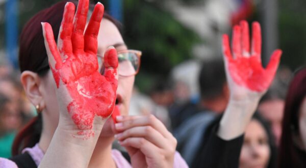 28, April, 2025, Nis - Students in blockade and citizens of Nis gathered at the intersection in front of the basic court and held a protest under the slogan "You on us, we on the streets" because of "police brutality" against students and citizens in Novi Sad. Photo: Radule Perisic/ATAImages

28, april, 2025, Nis - Studenti u blokadi i gradjani Nisa okupili su se na raskrsnici ispred osnovnog suda i odrzali protest pod sloganom "Vi na nas, mi na ulice"  zbog "policijske brutalnosti" nad studentima i gradjanima u Novom Sadu. Photo: Radule Perisic/ATAImages Photo: Radule Perisic/ATAImages/PIXSELL
