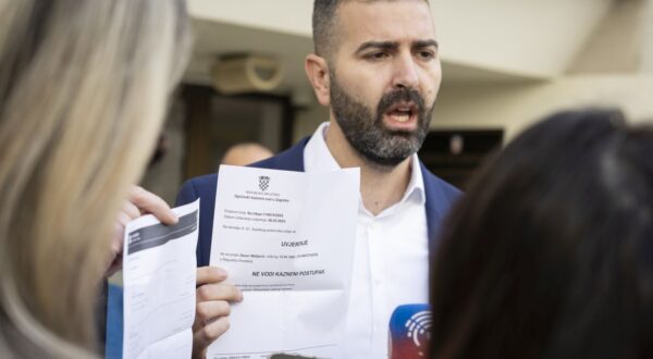 Split, 090525.
Konferencija za medije Davora Matijevica ispred Centra za autizam o podizanju naknade za asistente u nastavi.
Na fotografiji: Davor Matijevic.
Foto: Nikola Brboleza / CROPIX