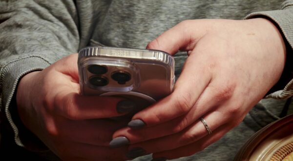 mobile phone or cell phone are normal mobile phone or cell phone Photo: IMAGO/Elmar Gubisch/IMAGOSTOCK&PEOPLE