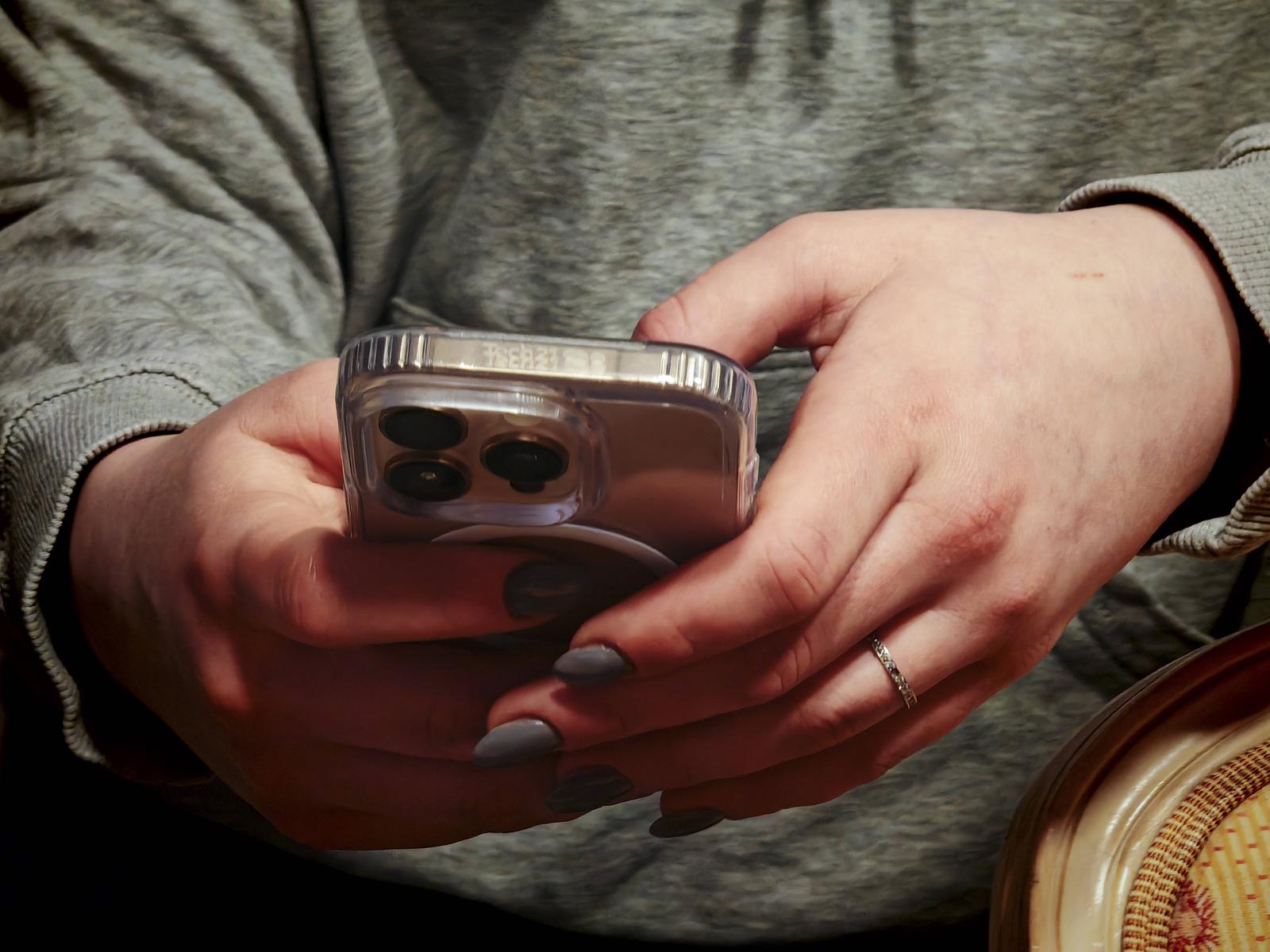 mobile phone or cell phone are normal mobile phone or cell phone Photo: IMAGO/Elmar Gubisch/IMAGOSTOCK&PEOPLE