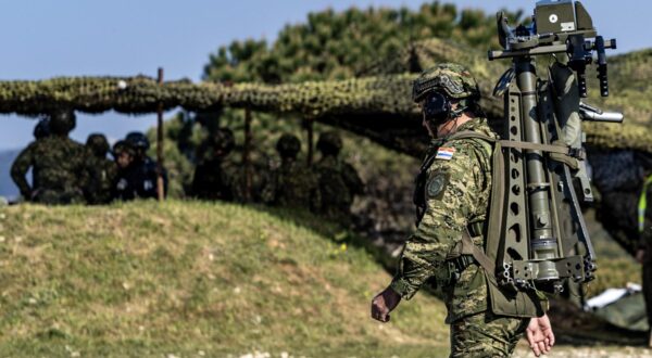 11.04.2025., Pula - Na Kamenjaku se odrzava Medjunarodna vojna vjezba “Stit 25”. Ove su godine u vjezbi sudjelovale protuzracne postrojbe iz Hrvatske , Slovenije , SAD-a te promatraci iz Francuske, velike Britanije i Sjeverne Irske. 
U vjezbi se koristilo naoruzanje : OS RH Mistral 3 , OS Slovenije PZT 25mm Mangart 25 i OS SAD SMASH Smart Shooter s M4A1 Carbine Photo: Srecko Niketic/PIXSELL