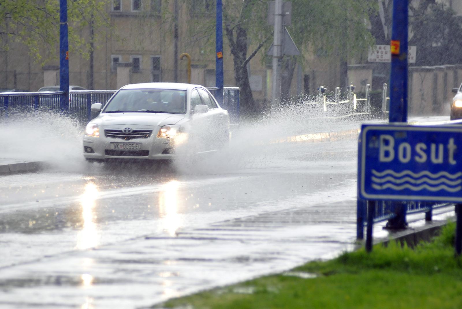 22.04.2013., Vinkovci - Neocekivano nevrijeme iznenadilo gradjane koji su brze pobjegli skloniti se s kise."nPhoto: Goran Ferbezar/PIXSELL