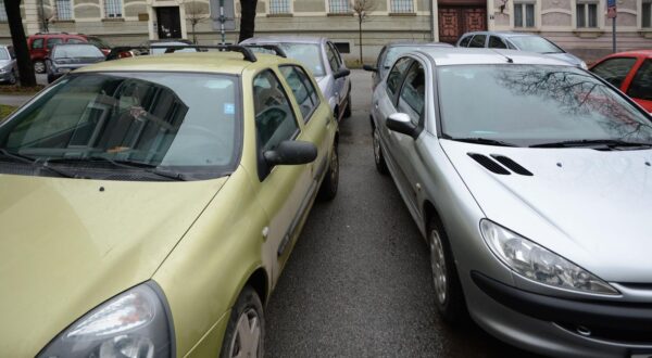 20.01.2015., Slavonski Brod - Brodjani ne vole placati parkiranje, pa je tako primjerice malo parkiraliste pored zgrade Opcinskog suda, gdje stoji znak samo za djelatnike suda, toliko zakrceno automobilima da se bez krsenja prometnih propisa, te eventualnih prelazaka vozilima preko pjesackog kolnika ili gazenja zelenih povrsina vise nitko na njemu ne moze parkirati. Vozaci kazu da ga obzirom na postavljeni znak, ustvari, koriste samo djelatnici suda koji na posao dolaze vlastitim automobilima jer ne zele placati parkiranje na obliznjim plavo oznacenim parkirnim mjestima, na kojima slavonskobrodski Brod parking naplacuje sate parkiranja.rPhoto: Ivica Galovic/PIXSELL