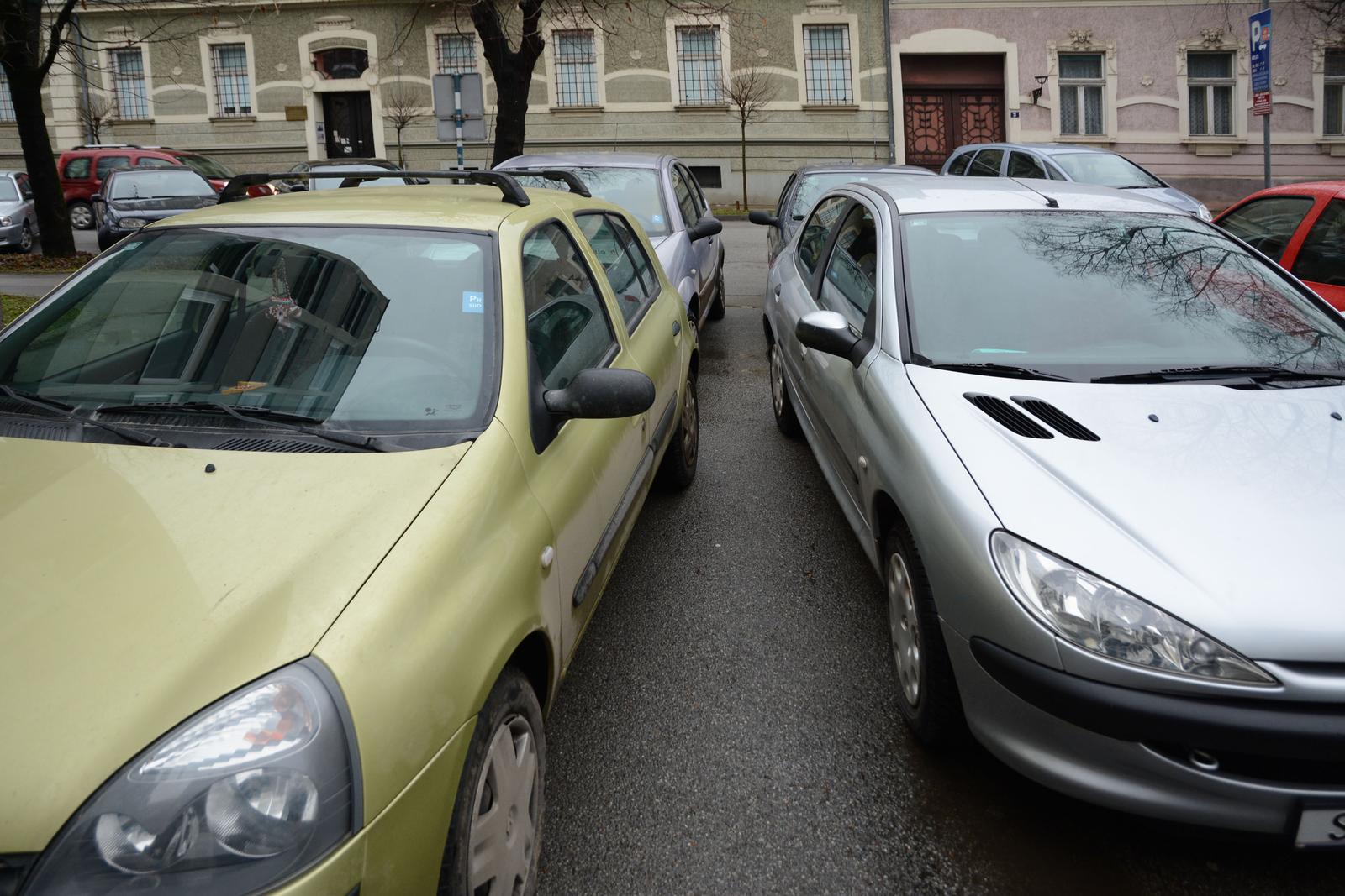 20.01.2015., Slavonski Brod - Brodjani ne vole placati parkiranje, pa je tako primjerice malo parkiraliste pored zgrade Opcinskog suda, gdje stoji znak samo za djelatnike suda, toliko zakrceno automobilima da se bez krsenja prometnih propisa, te eventualnih prelazaka vozilima preko pjesackog kolnika ili gazenja zelenih povrsina vise nitko na njemu ne moze parkirati. Vozaci kazu da ga obzirom na postavljeni znak, ustvari, koriste samo djelatnici suda koji na posao dolaze vlastitim automobilima jer ne zele placati parkiranje na obliznjim plavo oznacenim parkirnim mjestima, na kojima slavonskobrodski Brod parking naplacuje sate parkiranja.rPhoto: Ivica Galovic/PIXSELL