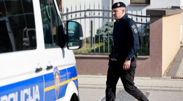 23.09.2024., Otok - Policija i USKOK tijekom pretresa kuce Josipa Sarica, gradonacelnika Otoka Photo: Davor Javorovic/PIXSELL