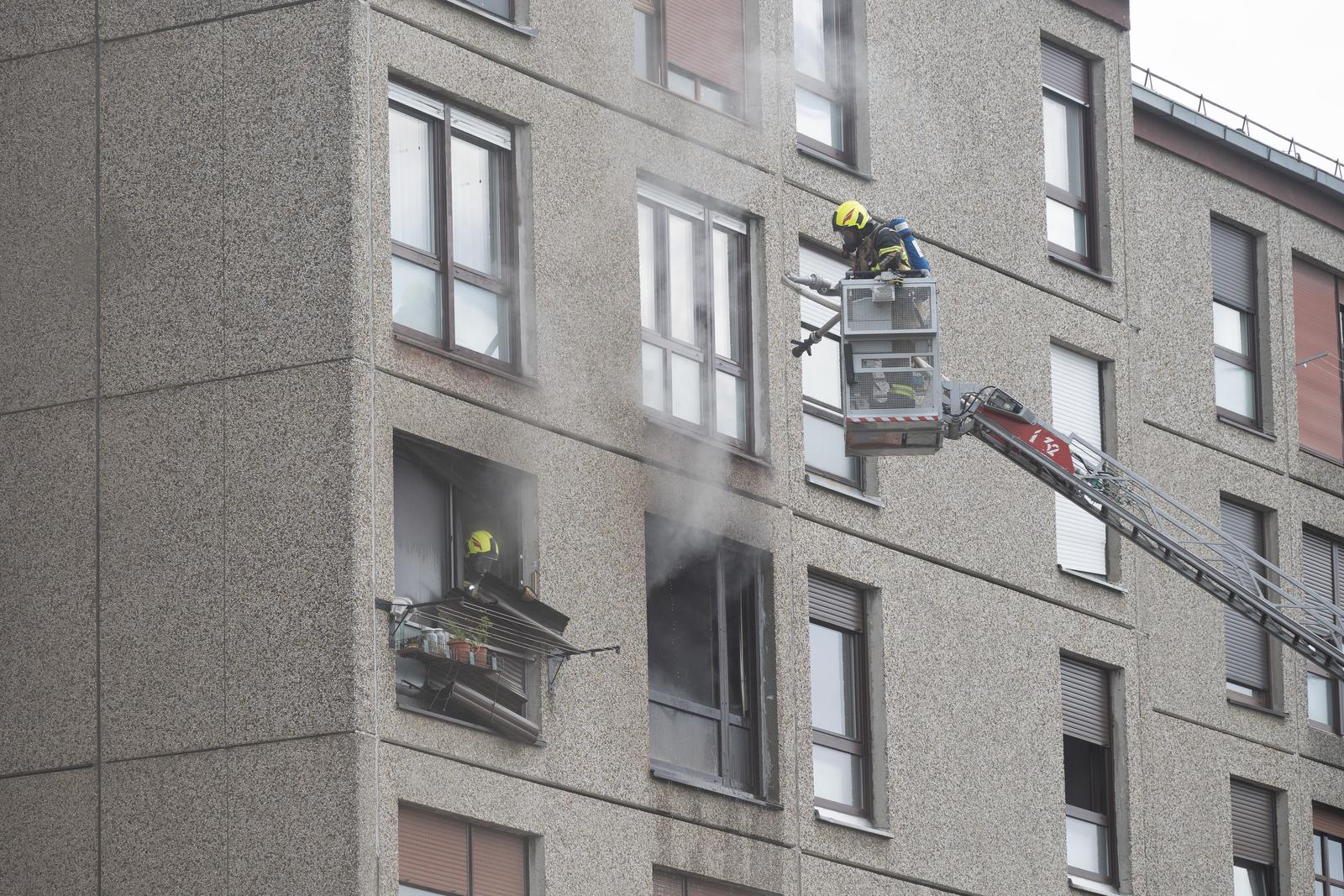 28.05.2025., Zagreb - Vatrogasci gase Pozar u stanu na adresi Drage Gervaisa 3.

 Photo: Davor Puklavec/PIXSELL