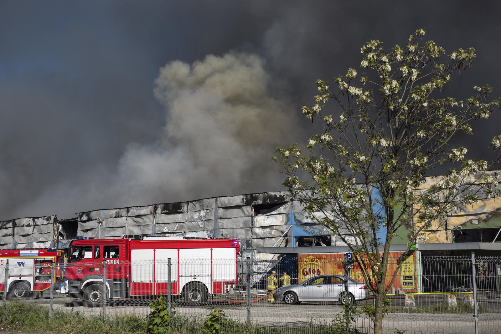 Massive black smoke seen in the sky above the burning Marywilska 44 shopping center in Warsaw. Massive fire at the Marywilska 44 shopping center in Warsaw's Bia?oleka district. According to the State Fire Service, there are 50 fire brigades on site, with a total of nearly 300 firefighters working there, including from the chemical unit. Water is drawn from a nearby canal to extinguish the fire. About 1400 shops are completely burnt down so far. Residents of Warsaw and the surrounding area received a government security center alert, urging them to stay at home and close their windows. (Photo by Attila Husejnow / SOPA Images/Sipa USA) Photo: SOPA Images/SIPA USA