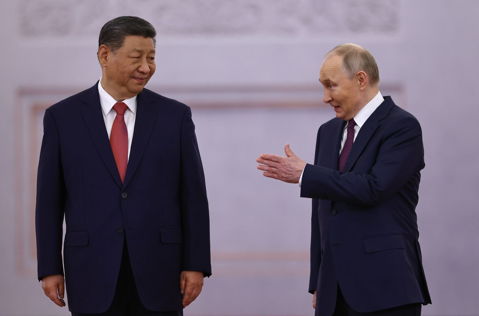 epa12082594 Russian President Vladimir Putin (R) and  Chinese President Xi Jinping (L) attend a welcoming ceremony before their talks at the Kremlin in Moscow, Russia, 08 May 2025. Russia will mark the 80th anniversary of the victory in World War II over Nazi Germany and its allies on 09 May.  EPA/Evgenia Novozhenina / POOL