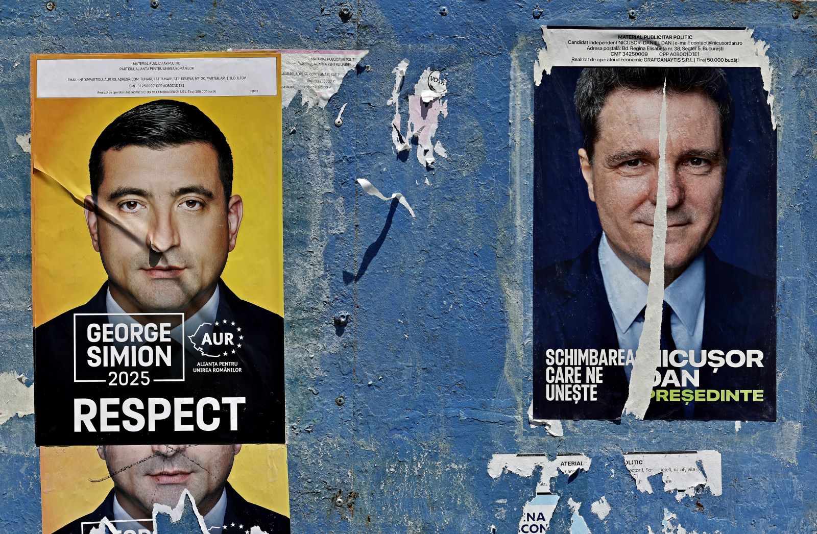 epa12102854 A billboard displays electoral posters of the candidates for the 2025 presidential election runoff, in Bucharest, Romania, 15 May 2025. The runoff for the 2025 Romanian presidential election will be held on 18 May between AUR party leader George Simion, who won the first round of the Romanian election rerun with 40.96 percent of the vote, and mayor of Bucharest Nicusor Dan.  EPA/ROBERT GHEMENT