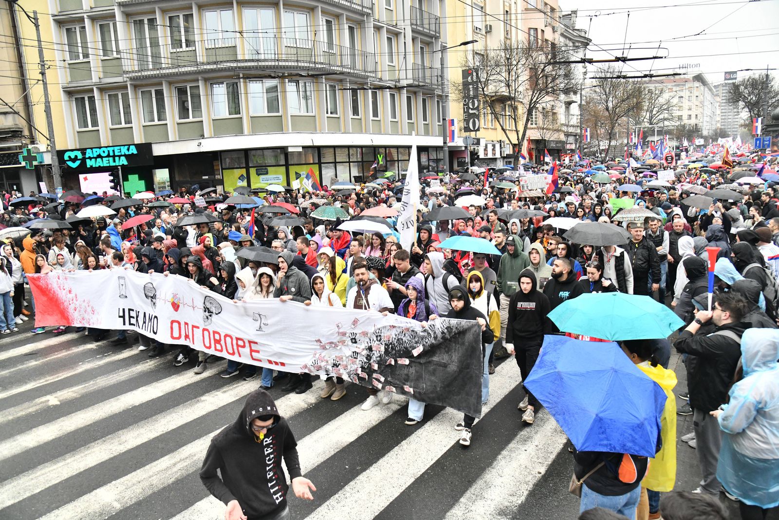 Beograd, 15.03.2025. - Deseci tisuća ljudi su, unatoč kiši, zaposjeli središnje ulice Beograda sudjelujući u protuvladinom prosvjedu "15. za 15." na koji je cijelu Srbiju pozvao studentski pokret, ali mnogi nisu uspjeli stići na početak prosvjeda u 16 sati jer je vlast na više načina opstruirala skup. Mnoštvo se okupilo ispred Skupštine Srbije, uz koju su od prijepodneva raspoređene jake policijske snage s opremom za razbijanje demonstracija, a policijskim kordonima okruženo je i službeno sjedište predsjednika Republike. Val prosvjeda u Srbiji potaknut je padom nadstrešnice na željezničkom kolodvoru 1. studenog prošle godine kada je poginulo 15 ljudi, a preuzeo ih je studentski pokret koji zahtijeva političku i kaznenu odgovornost vlasti, borbu protiv korupcije, učinkovit rad institucija bez političkog utjecaja, uređeno i pravedno društvo. foto HINA/ BETAPHOTO/Milan Ilic/ ml
