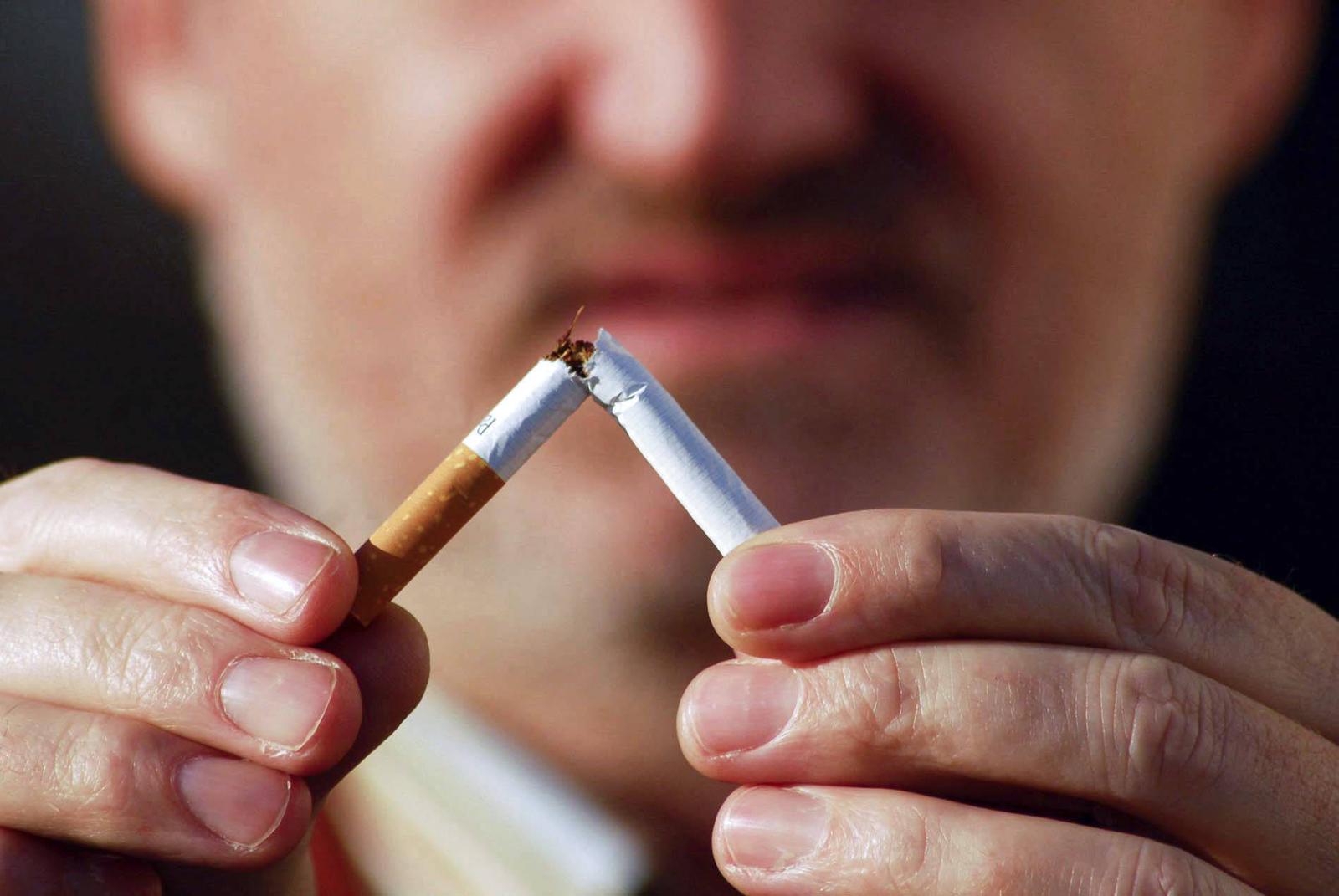 smoking cessation or stop smoking for health reasons, addiction and drugs smoking cessation or stop smoking Photo: IMAGO/Elmar Gubisch/IMAGOSTOCK&PEOPLE