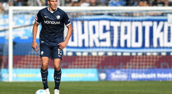 Jakov Medic VfL Bochum in Aktion, am Ball, Einzelaktion waehrend des Spiels der 1. Bundesliga zwischen VfL Bochum 1848 und Borussia Mönchengladbach, Vonovia Ruhrstadion am 31. August 2024 in Bochum, Deutschland. Foto von Ralf Treese/DeFodi Images  Jakov Medic VfL Bochum controls the ball during the Bundesliga match between VfL Bochum 1848 and Borussia Mönchengladbach at Vonovia Ruhrstadion on August 31, 2024 in Bochum, Germany. Photo by Ralf Treese/DeFodi Images DFL regulations prohibit any use of photographs as image sequences and/or quasi-video. Defodi-521_BOCBMG20240831_097 *** Jakov Medic VfL Bochum in action, on the ball, single action during the Bundesliga 1 match between VfL Bochum 1848 and Borussia Mönchengladbach, Vonovia Ruhrstadion on August 31, 2024 in Bochum, Germany Photo by Ralf Treese DeFodi Images Jakov Medic VfL Bochum controls the ball during the Bundesliga match between VfL Bochum 1848 and Borussia Mönchengladbach at Vonovia Ruhrstadion on August 31, 2024 in Bochum, Germany Photo by Ralf Treese DeFodi Images DFL regulations prohibit any use of photographs as image sequences and or quasi video Defodi 521 BOCBMG20240831 097 Defodi-521 DFL regulations prohibit any use of photographs as image sequences and/or quasi-video.