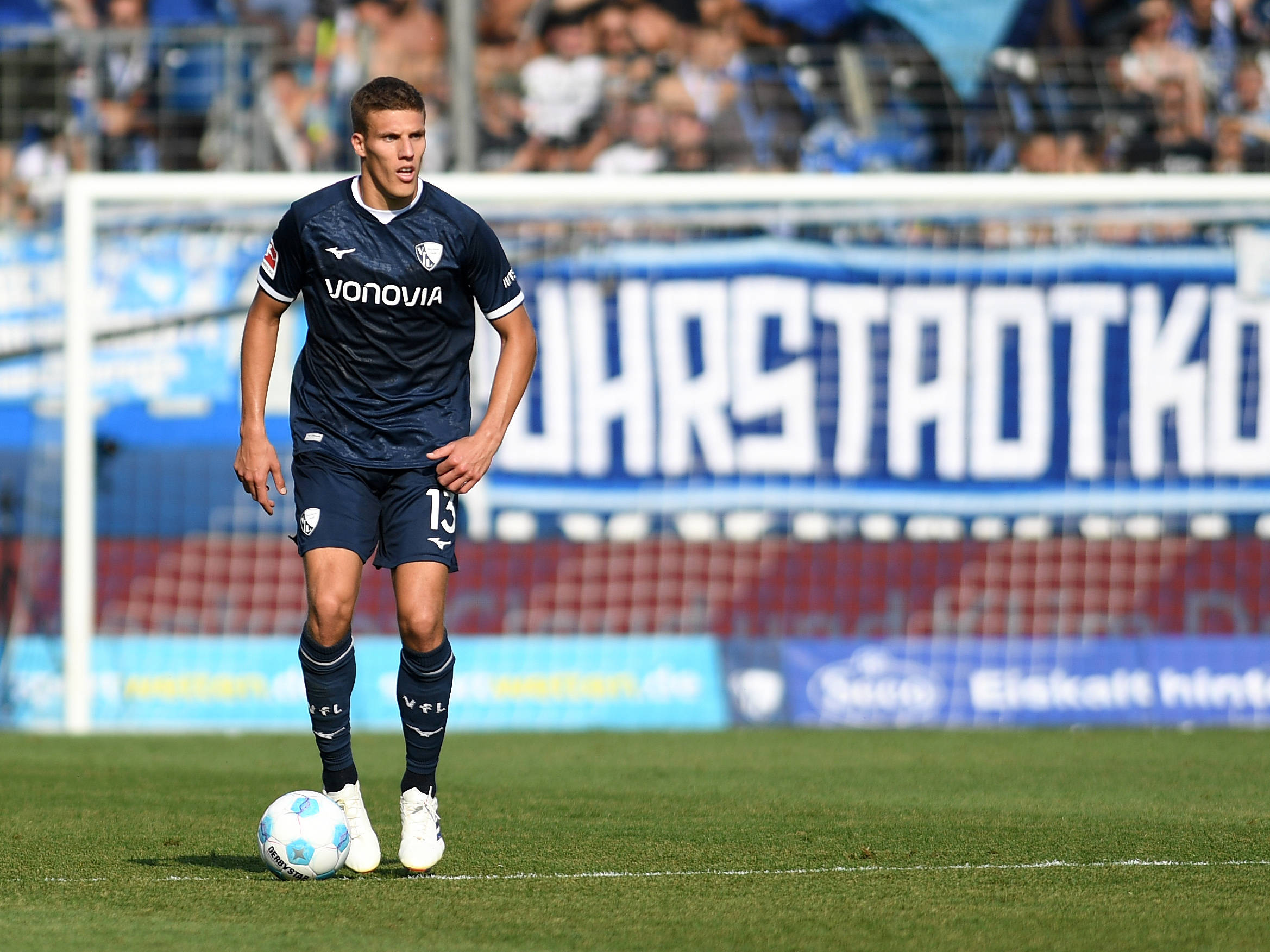 Jakov Medic VfL Bochum in Aktion, am Ball, Einzelaktion waehrend des Spiels der 1. Bundesliga zwischen VfL Bochum 1848 und Borussia Mönchengladbach, Vonovia Ruhrstadion am 31. August 2024 in Bochum, Deutschland. Foto von Ralf Treese/DeFodi Images  Jakov Medic VfL Bochum controls the ball during the Bundesliga match between VfL Bochum 1848 and Borussia Mönchengladbach at Vonovia Ruhrstadion on August 31, 2024 in Bochum, Germany. Photo by Ralf Treese/DeFodi Images DFL regulations prohibit any use of photographs as image sequences and/or quasi-video. Defodi-521_BOCBMG20240831_097 *** Jakov Medic VfL Bochum in action, on the ball, single action during the Bundesliga 1 match between VfL Bochum 1848 and Borussia Mönchengladbach, Vonovia Ruhrstadion on August 31, 2024 in Bochum, Germany Photo by Ralf Treese DeFodi Images Jakov Medic VfL Bochum controls the ball during the Bundesliga match between VfL Bochum 1848 and Borussia Mönchengladbach at Vonovia Ruhrstadion on August 31, 2024 in Bochum, Germany Photo by Ralf Treese DeFodi Images DFL regulations prohibit any use of photographs as image sequences and or quasi video Defodi 521 BOCBMG20240831 097 Defodi-521 DFL regulations prohibit any use of photographs as image sequences and/or quasi-video.