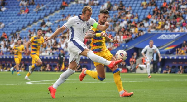 Spain - FIFA World Cup, WM, Weltmeisterschaft, Fussball 2026 European Qualifier - Andorra vs England - 07 06 2025 SPAIN, BARCELONA, JUNE 07. Harry Kane of England kicks the ball under pressure fromChristian Garcia of Andorra during the FIFA World Cup 2026 European Qualifier Group K football match between Andorra and England at RCDE Stadium on June 07, 2025 in Barcelona, Spain. Photo by Manuel Blondeau AOP.Press Barcelona RCDE Stadium Catalunya Spain Copyright: ManuelxBlondeau AOP.Pressx 20250607 001