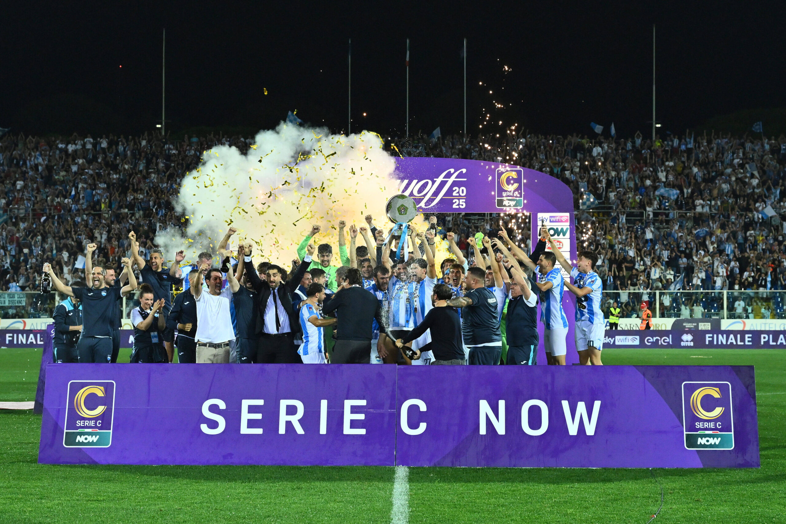 Pescara Calcio players celebrate the return in Serie B during the Serie C NOW Playoffs Match between Pescara Calcio and Ternana Calcio at Adriatico Stadium, on June 7, 2025 in Pescara, Italy. PUBLICATIONxNOTxINxITA Copyright: xDomenicoxCippitelli/IPAxSportx/xipa-agency.netx/xx IPA_58757134 IPA_Agency_IPA58757134