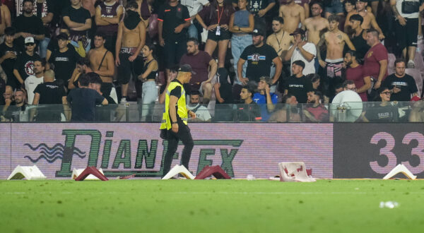 US Salernitana v UC Sampdoria - Serie Play-Out A steward picks up seats thrown by US Salernitana supporters during the Serie B Play-Out leg 2 match between US Salernitana and UC Sampdoria at Stadio Arechi on June 22, 2025 in Salerno, Italy. Salerno Stadio Arechi Salerno Italy Copyright: xGiuseppexMaffiax PlayoutSerieB_Salernitana_220625_BRU1892