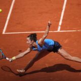 France's Lois Boisson plays a shot against Jessica Pegula of the U.S. during their fourth round match of the French Tennis Open at the Roland-Garros stadium in Paris, Monday, June 2, 2025. (AP Photo/Christophe Ena) APTOPIX French Open Tennis